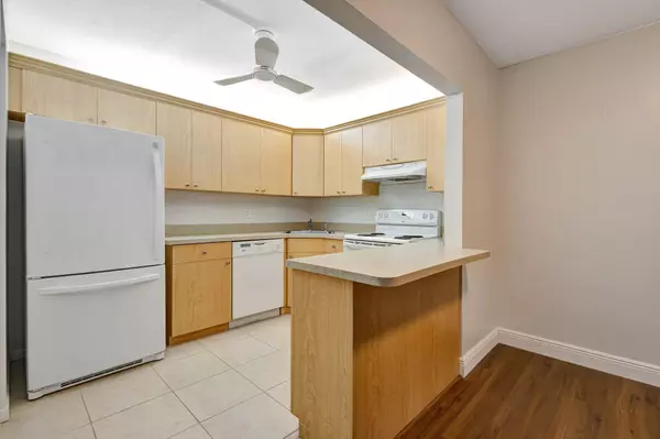 Greenacres, FL 33463,335 Knotty Pine CIR A-1