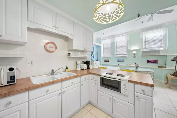 Palm Beach, FL 33480,235 Sunrise AVE 1051