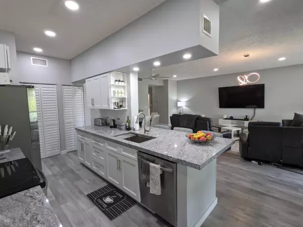 Hypoluxo, FL 33462,105 Half Moon CIR F2