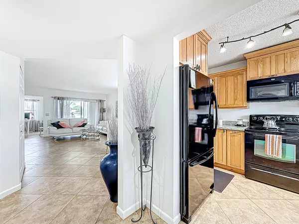 Deerfield Beach, FL 33442,1001 Republic CT