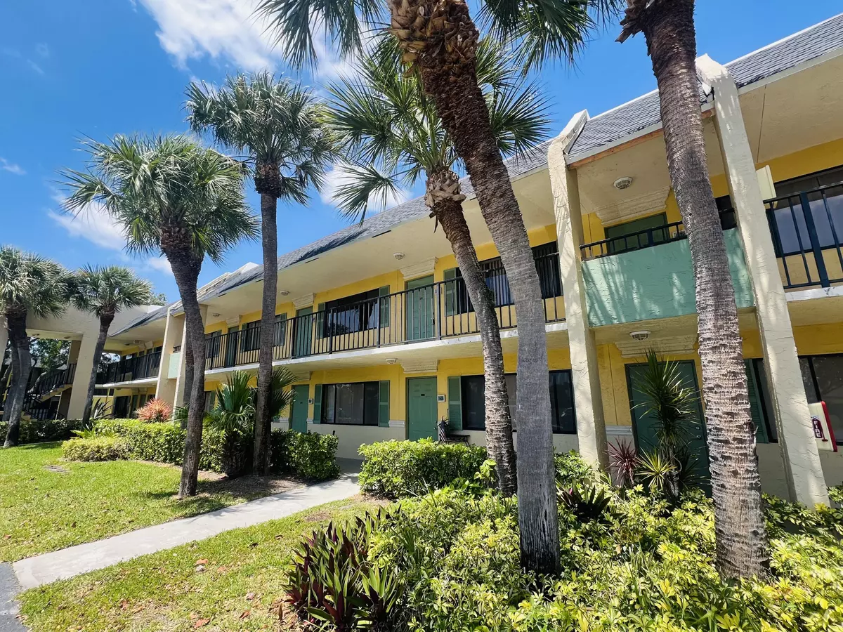 Boynton Beach, FL 33436,1625 W Meadows CIR