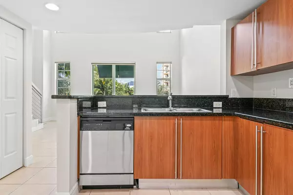 West Palm Beach, FL 33401,610 Clematis ST 313