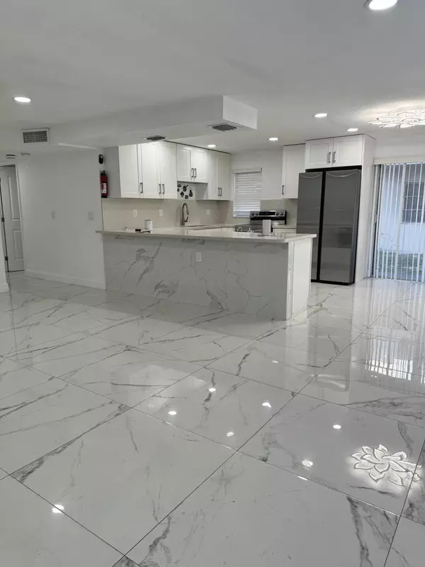 5217 NW Nw 18 Street ST 2d, Lauderhill, FL 33313