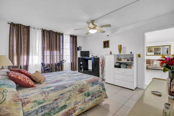 Davie, FL 33328,3100 W Rolling Hills CIR 705