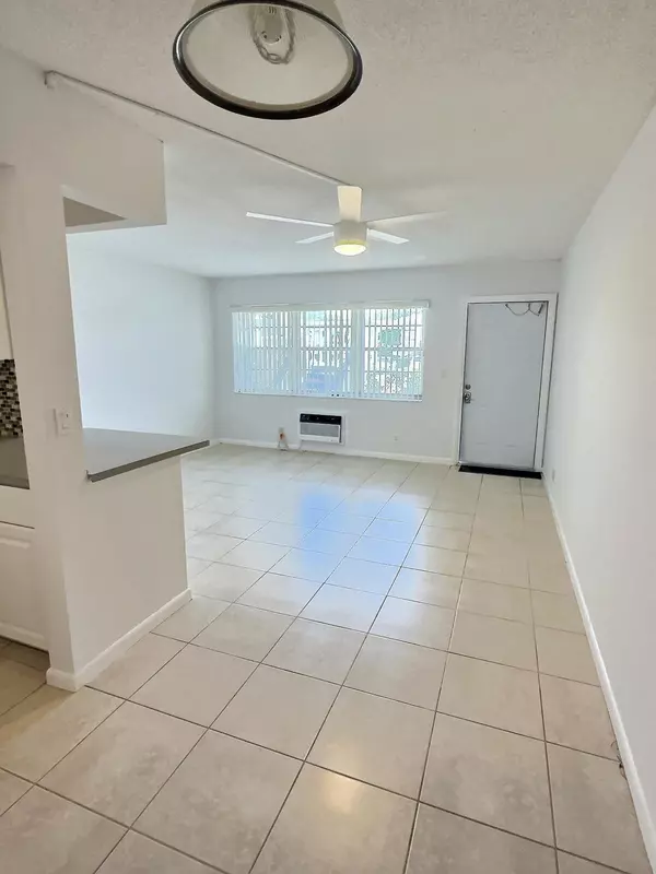 West Palm Beach, FL 33417,82 E Kingswood E