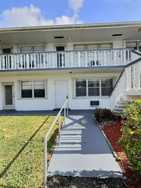 82 E Kingswood E, West Palm Beach, FL 33417