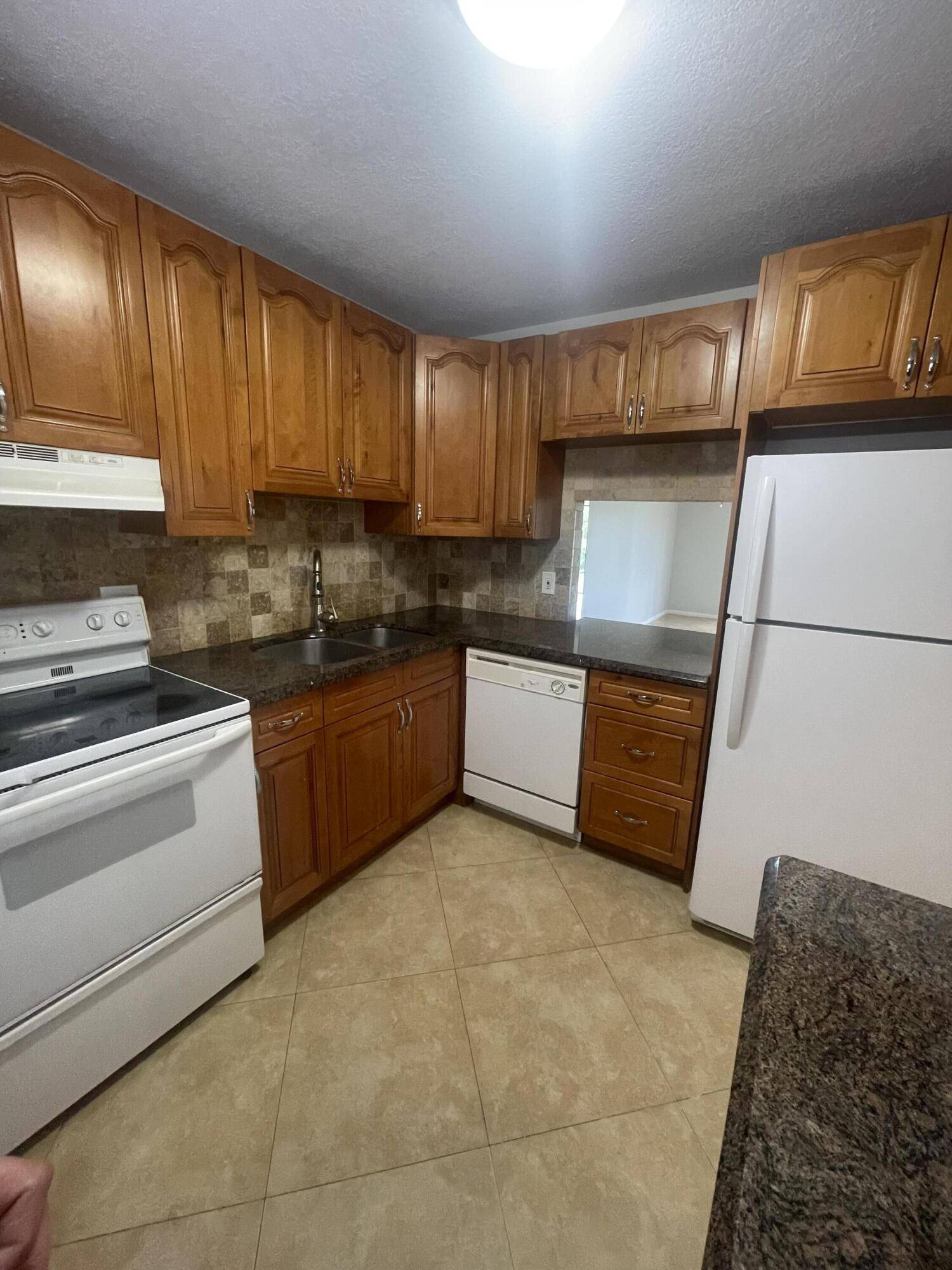 Margate, FL 33063,7600 NW 5th CT 208