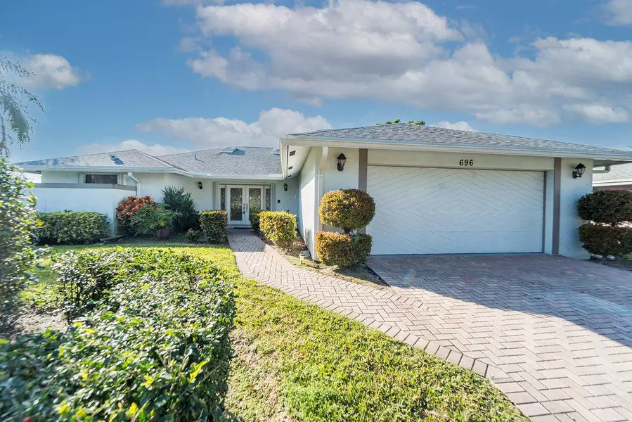 696 Juniper PL, Wellington, FL 33414