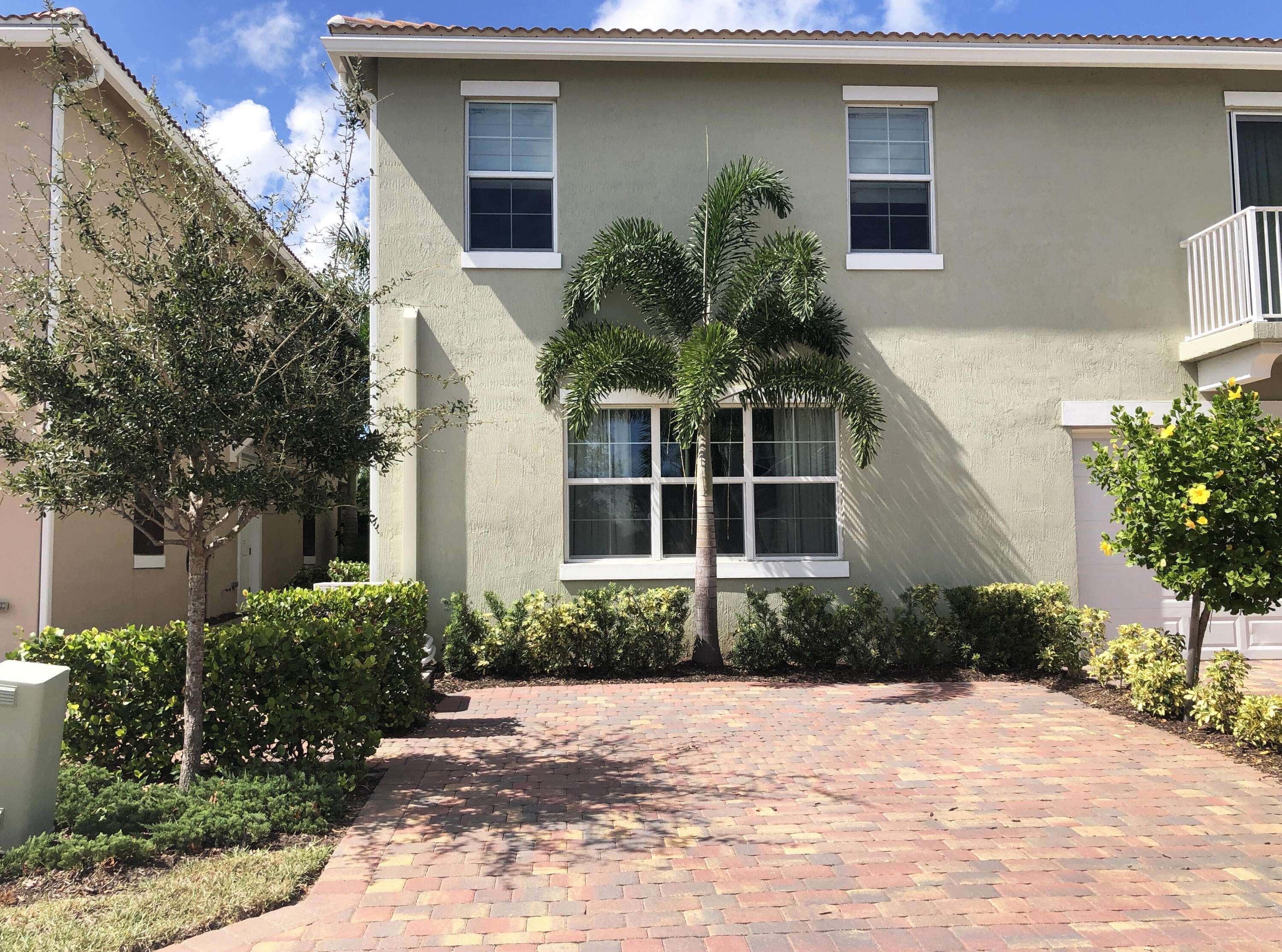 Jupiter, FL 33458,1072 Community DR