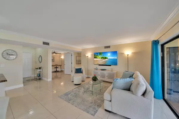Boynton Beach, FL 33437,10223 N Circle Lake DR 102