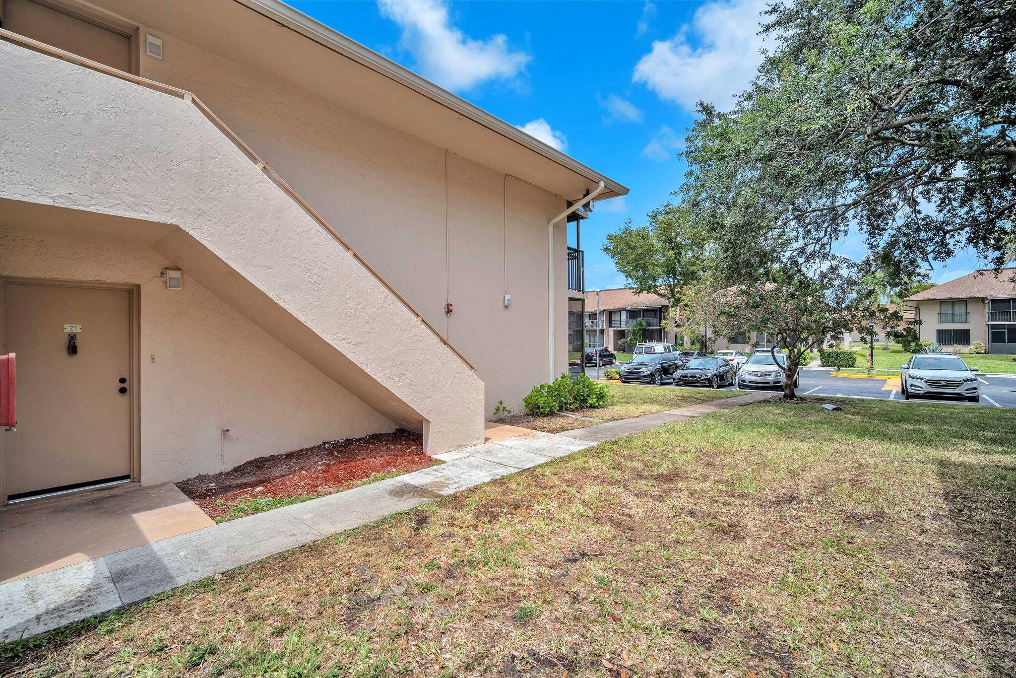 Hollywood, FL 33023,5821 Washington ST 21