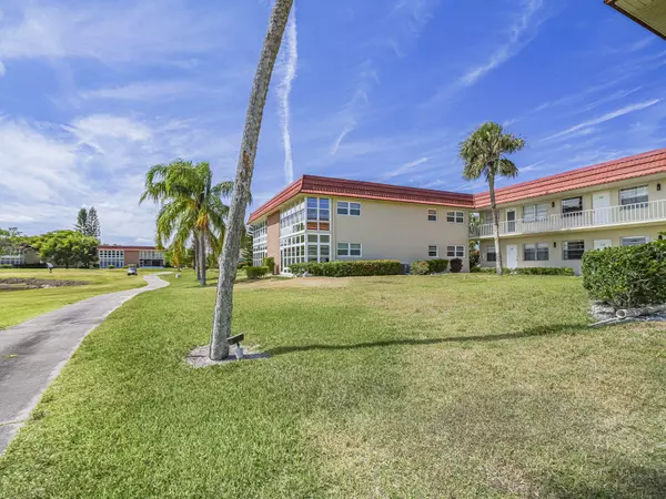 Vero Beach, FL 32962,76 Royal Oak DR 104