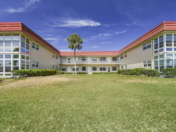 Vero Beach, FL 32962,76 Royal Oak DR 104