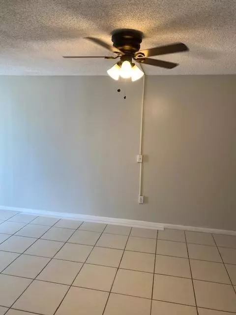 Lantana, FL 33462,301 Croton AVE 208