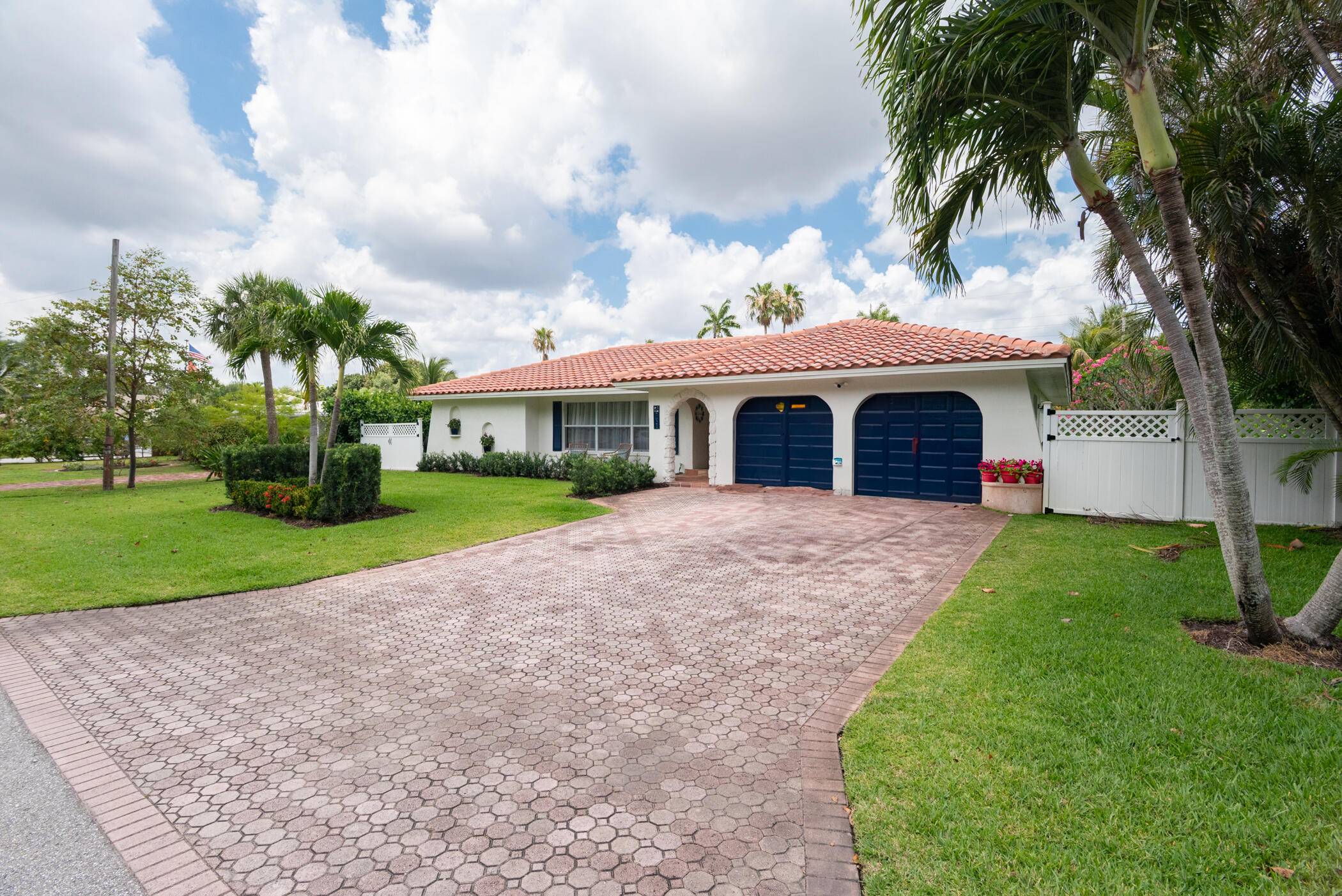 7621 W Lake DR, Lake Clarke Shores, FL 33406
