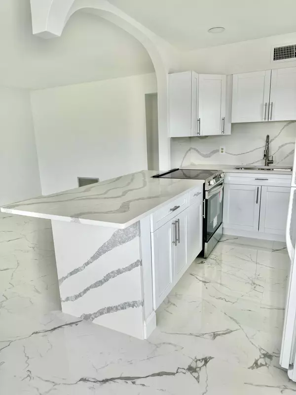 Lake Worth Beach, FL 33461,3080 Lake Osborne DR 202