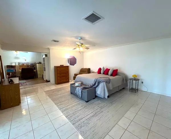 Greenacres, FL 33463,6433 33rd CT