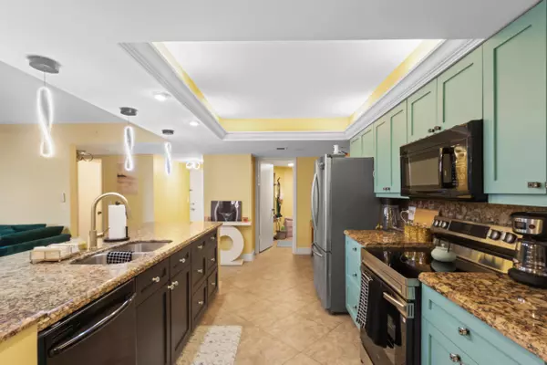 Delray Beach, FL 33444,500 Egret CIR 8208