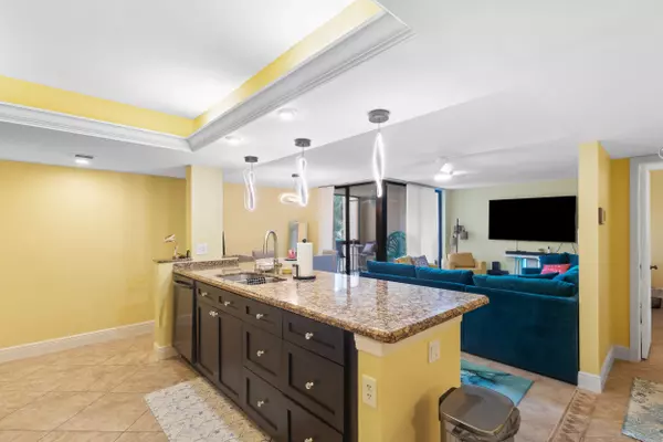 Delray Beach, FL 33444,500 Egret CIR 8208