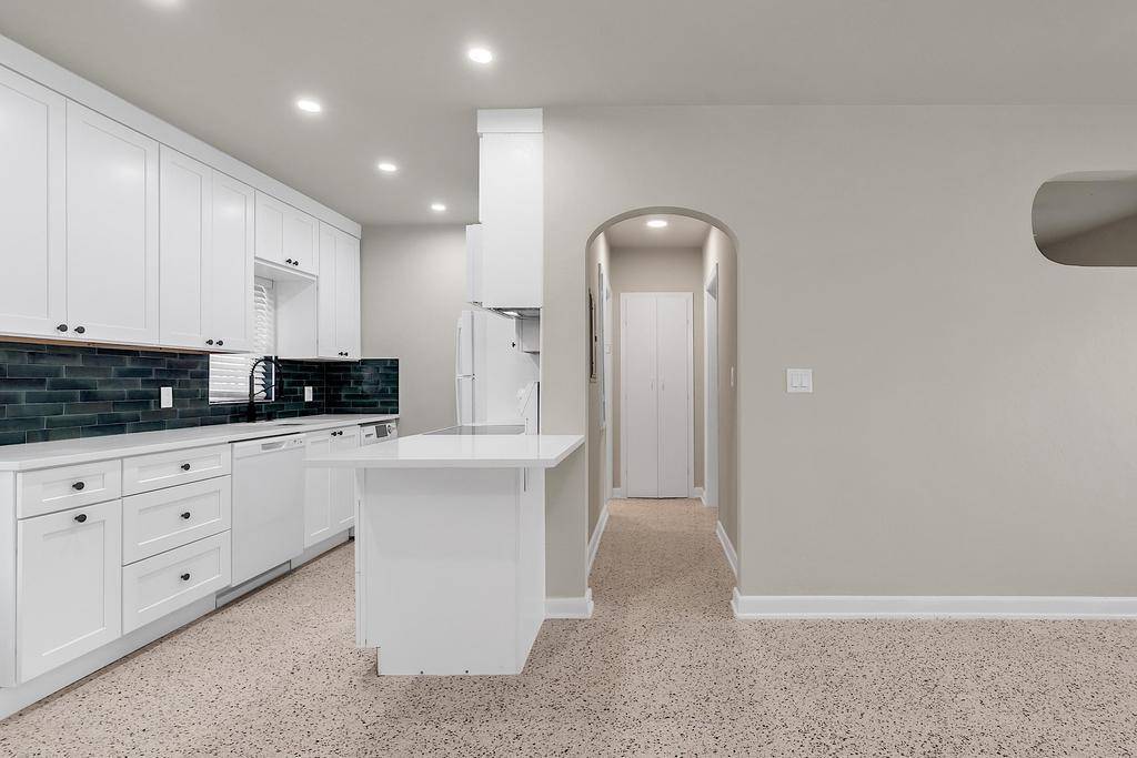 Lake Worth Beach, FL 33460,17 S Ocean Breeze 2