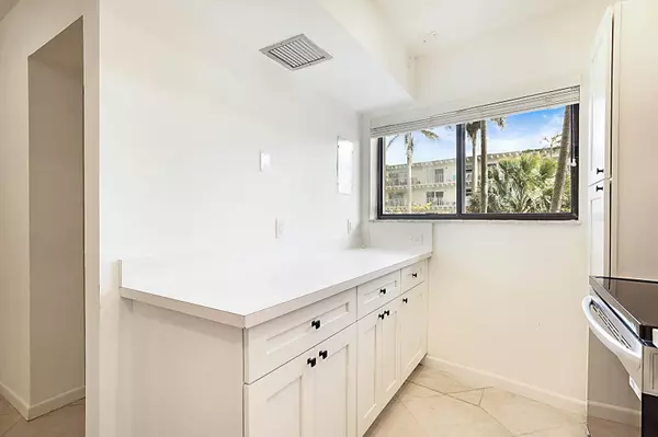 South Palm Beach, FL 33480,3605 S Ocean BLVD 124