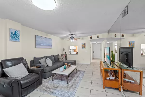Lantana, FL 33462,896 N Federal HWY 121