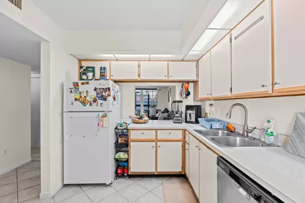 Lantana, FL 33462,896 N Federal HWY 121