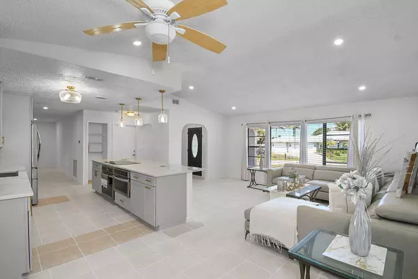 Port Saint Lucie, FL 34983,397 NE Gulfstream AVE