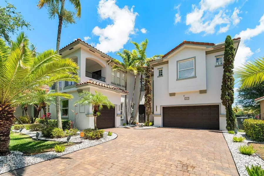 682 Cresta CIR, West Palm Beach, FL 33413