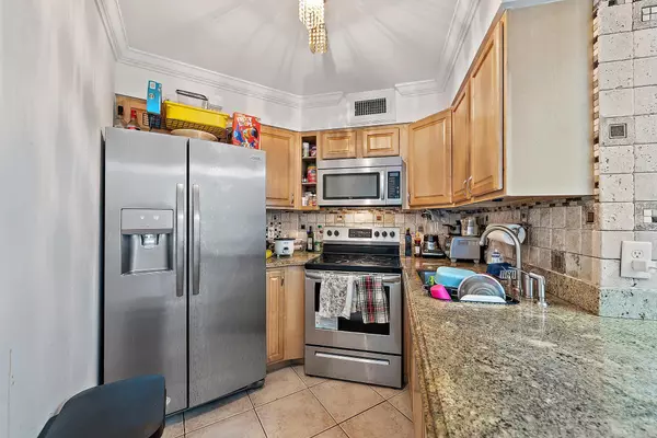 Oakland Park, FL 33309,210 Lake Pointe DR 310