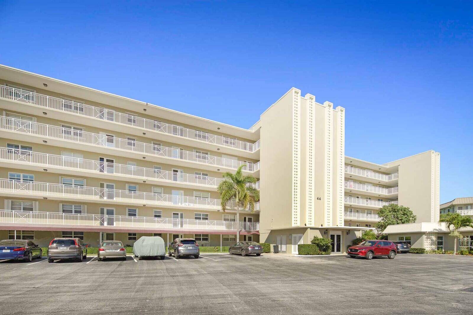 North Palm Beach, FL 33408,44 Yacht Club DR 212