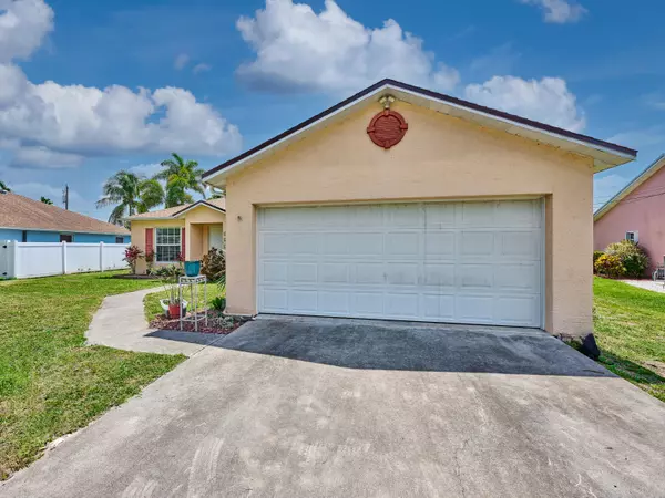 Port Saint Lucie, FL 34953,537 SW Hiawatha ST