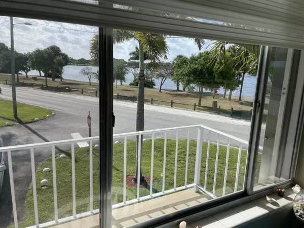 Lake Worth Beach, FL 33461,3160 Lake Osborne DR 201
