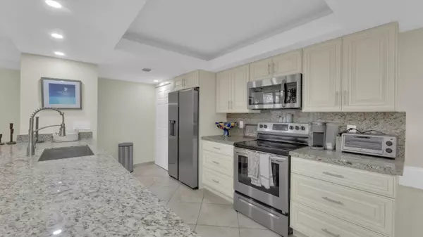 Delray Beach, FL 33444,450 Egret CIR 9207
