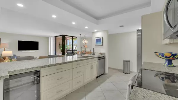 Delray Beach, FL 33444,450 Egret CIR 9207