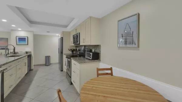 Delray Beach, FL 33444,450 Egret CIR 9207