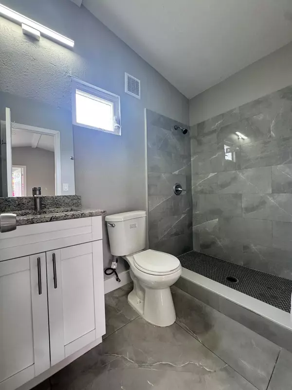 Port Saint Lucie, FL 34984,380 SW Grimaldo Ter TER B