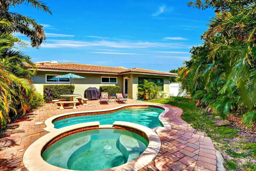 390 N Juno LN, Juno Beach, FL 33408