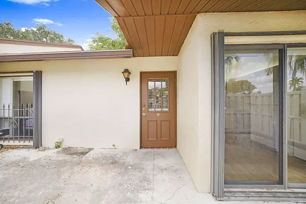 West Palm Beach, FL 33409,1017 E Green Pine BLVD