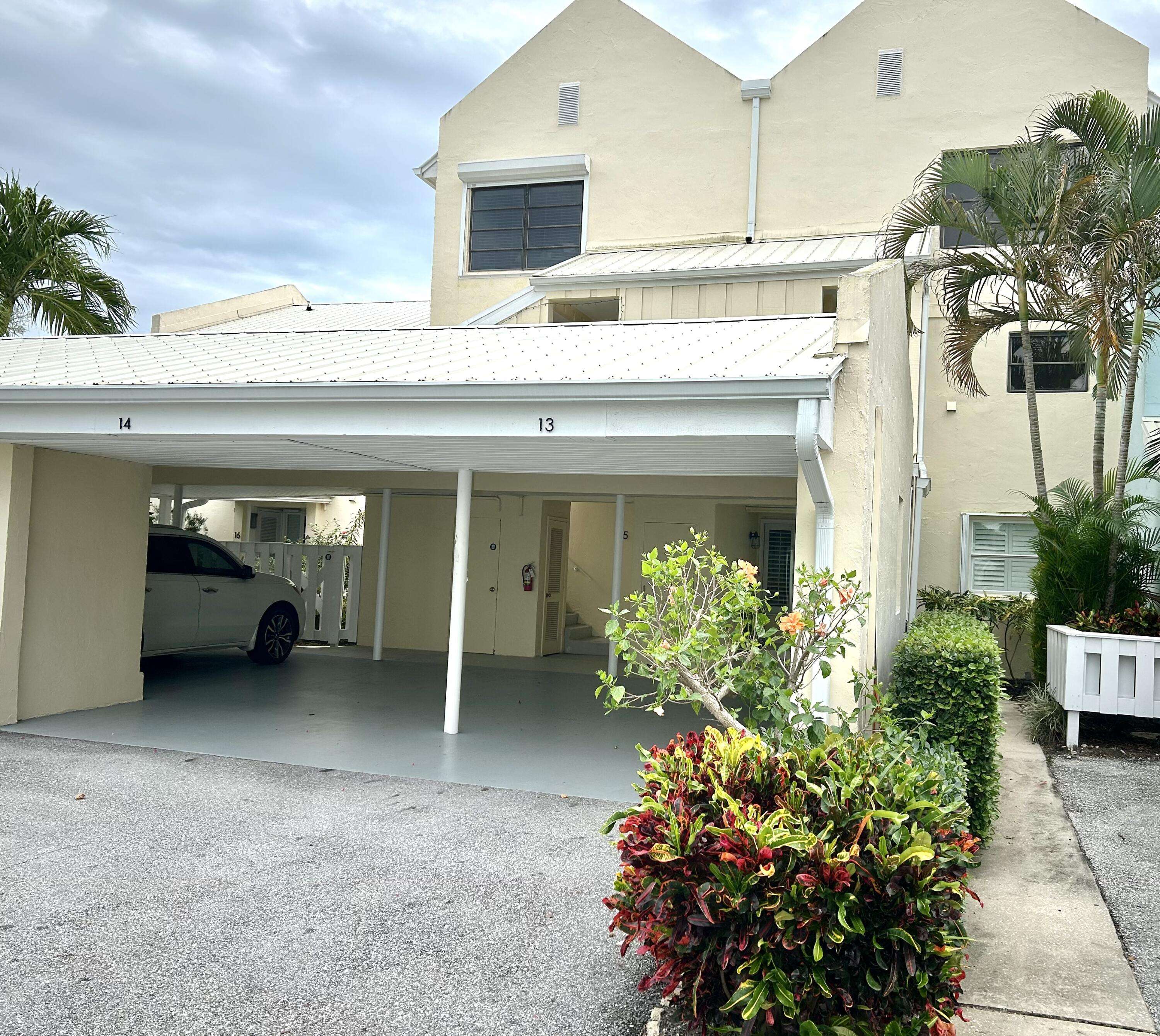 Stuart, FL 34997,3901 SE Saint Lucie BLVD B-13