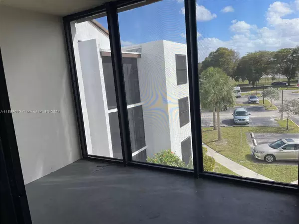 Oakland Park, FL 33309,212 Lake Pointe DR 313