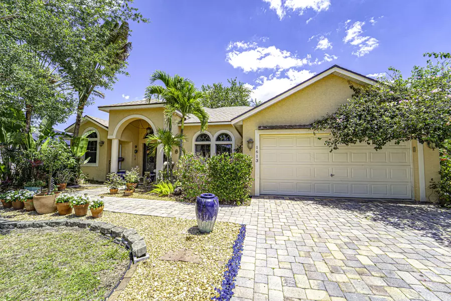 1613 SW Cecelia LN, Port Saint Lucie, FL 34953