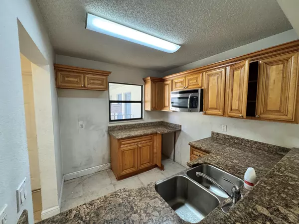 West Palm Beach, FL 33411,1453 Lake Crystal DR H