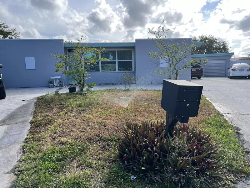 46 Sioux LN, Lake Worth, FL 33462