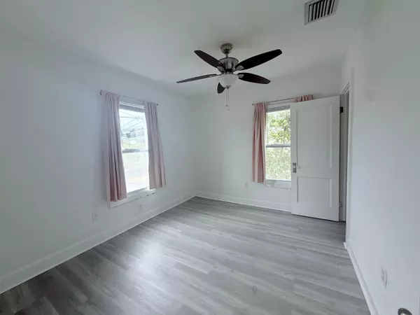 West Palm Beach, FL 33405,411 Nathan Hale RD 2