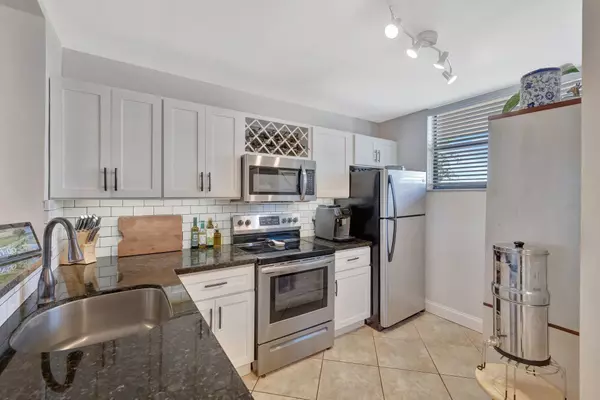 Oakland Park, FL 33309,113 Lake Emerald DR 409