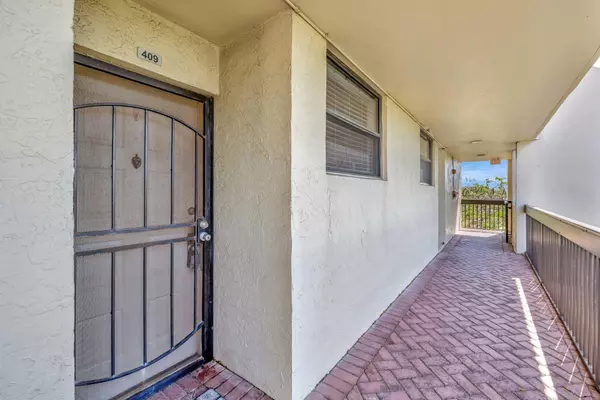 Oakland Park, FL 33309,113 Lake Emerald DR 409