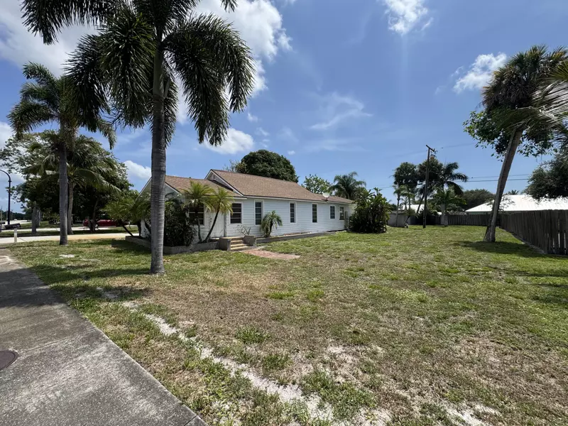 817 SE Palm Beach RD, Stuart, FL 34994
