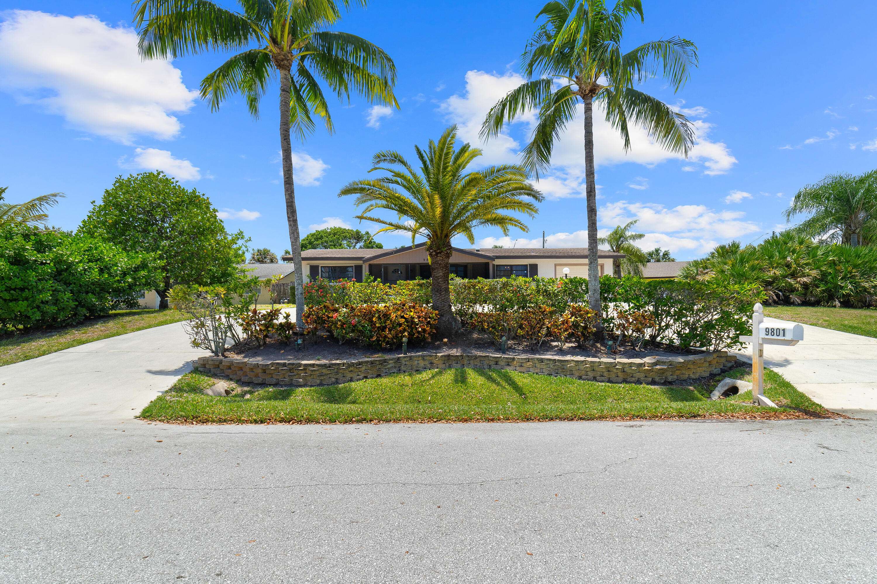 9801 N Buttercup CIR, Palm Beach Gardens, FL 33410