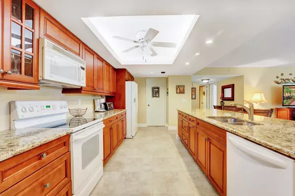 Delray Beach, FL 33444,450 Egret CIR 9202